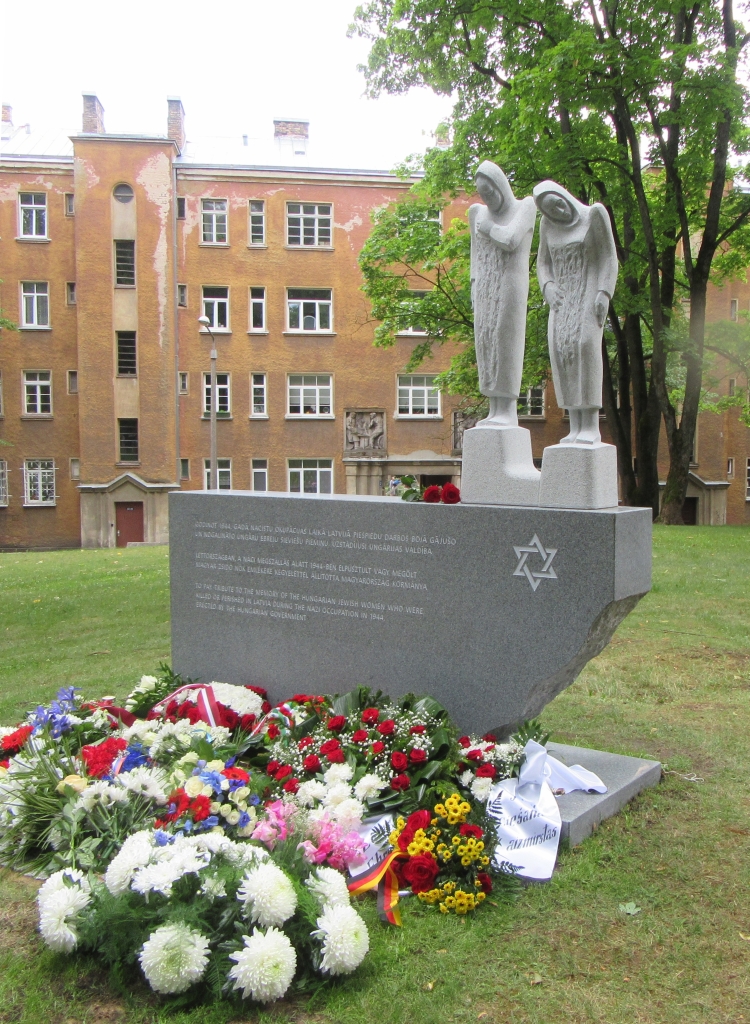 Atklāts piemineklis 1944. gadā bojā gājušo Ungārijas sieviešu piemiņai